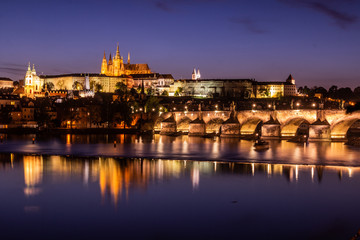 Fototapeta premium Charles bridge and the Prague castle in the evening, Czechia