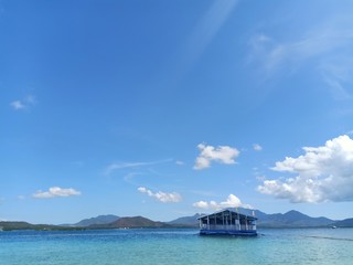 Obraz premium Hut in the middle of the sea