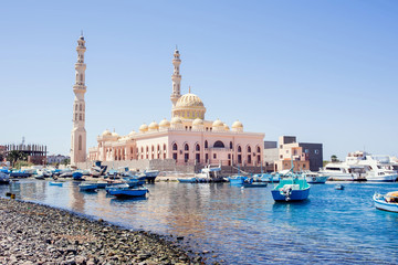 Obraz premium The main mosque in Hurghada and fishing ships