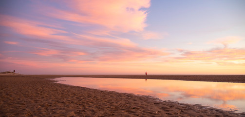 atardecer rosado con reflejo