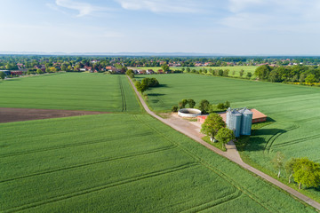 Schweinestall mit Silos im ländlichen Raum aus der Luft aufgenommen