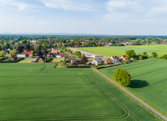 Dorf mit Wohnhäusern und Feldern aus der Luft