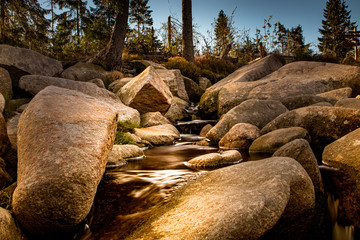 Kleines Rinnsal zwischen den Felsen am Oderteich