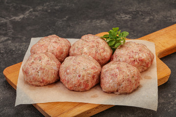 Raw turkey meatball for cooking