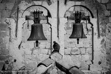 Obraz premium Bells with pidgeon