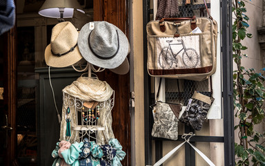 Particolari di abbigliamento ed oggettistica artigianale tipica toscana