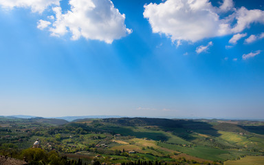 Panorama sulle colline della Val d'Orcia in Toscana in primavera