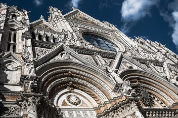 Vista dal basso di Santa Maria Novella a Firenze