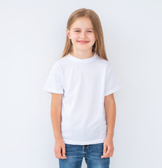 Obraz premium Funny little kid girl wearing a blank white t-shirt, isolated on white background