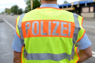 Fontière franco allemande. Controle de la Polizei sur les véhicules entrant en Allemagne