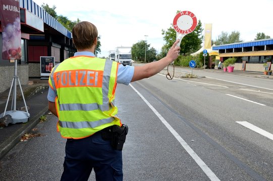 Fonti&egrave;re franco allemande. Controle de la Polizei sur les v&eacute;hicules entrant en Allemagne