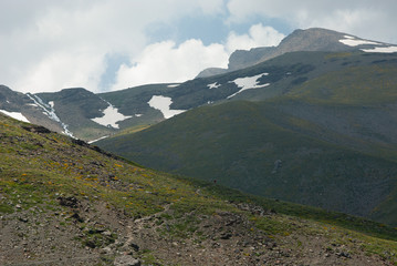 Pico Mulhacén (3479 m) bajo un cielo nuboso, en el Parque Nacional de Sierra Nevada. Fotografiado...