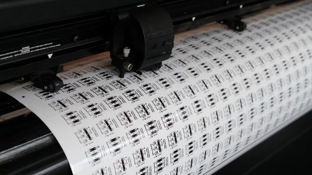 Vinyl cutter plotter machine and moving cutting head