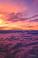 Vue aérienne de Cloudscape contre le ciel rose pendant le coucher du soleil