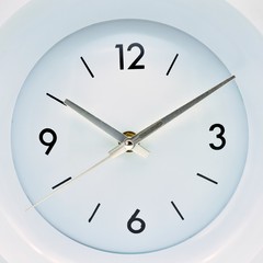 reloj analógico blanco, marcando las diez y diez
