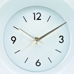Reloj redondo blanco de pared marcando la hora, minutos y segundos