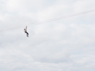 Mujer desliz&aacute;ndose por una tirolina