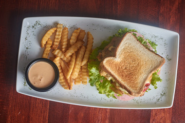 sanwich de pollo con papas fritas