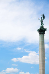 Estatua de la Plaza de los H&eacute;roes (Budapest)