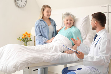 Obraz premium Young woman visiting her grandmother in hospital