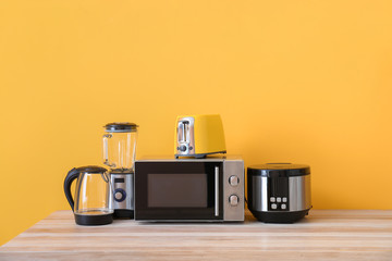 Different household appliances on table - obrazy, fototapety, plakaty
