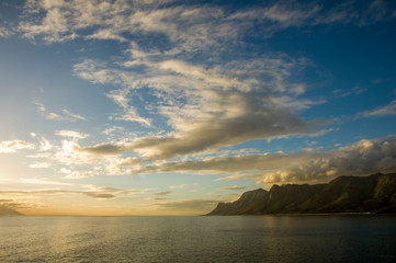Obraz premium coloful clouds over mountains south africa