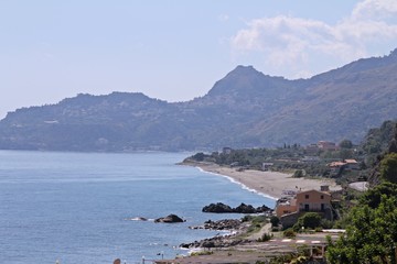 zatoka, woda, wybrzeze, Sycylia, Wlochy, mountains and sea coast, beach and beach town, houses by the sea, bay in the east of Sicily, Italy