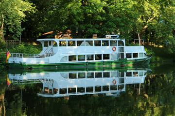 touristische Yacht und Landschaft auf dem Fluss in Deutschland,