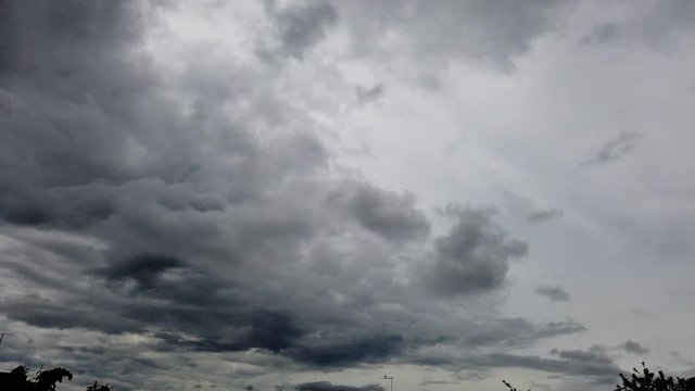 Allassac (Corr&egrave;ze, France) - Time lapse du ciel nuageux
