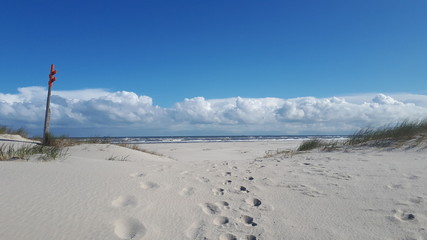 Fototapeta na wymiar Wegweiser am Strand von Spiekeroog