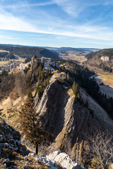 Panorama sur le château de Joux, dominant La Cluse-et-Mijoux dans le Haut-Doubs, depuis le fort Malher du Larmont