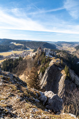 Panorama sur le château de Joux, dominant La Cluse-et-Mijoux dans le Haut-Doubs, depuis le fort Malher du Larmont