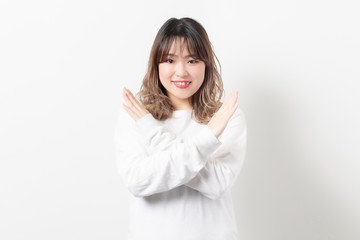 NGのポーズをする若い女性