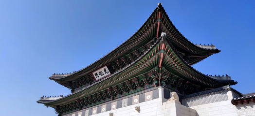 Fototapeta na wymiar ancient Palace in Seoul, Korea against blue sky