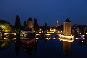 Fototapeta premium Panorama sur Strasbourg, le quartier de la France et la cathédrale, de nuit, depuis le pont couvert Vauban