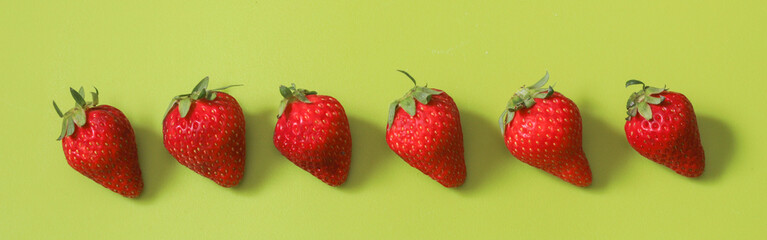 グリーン背景の苺