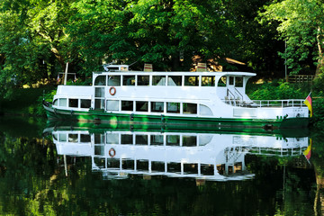 touristische Yacht und Landschaft auf dem Fluss in Deutschland