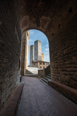 Obraz premium malownicza brama w San Gimignano, Toskania, Włochy