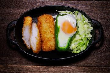 イカフライとピーマンに入れた目玉焼き