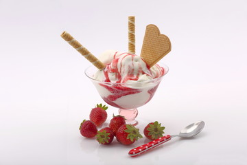 Coppa di gelato variegato alla fragola