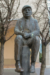 Fototapeta na wymiar statue of a man in the park