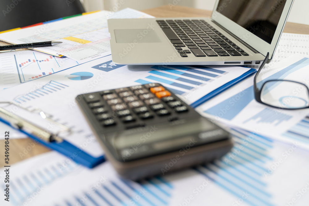 Aufkleber businessman work in office analysis chart graphy planning analyzing financial document data charts u
