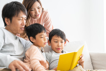 Fototapeta premium ファミリー 読書