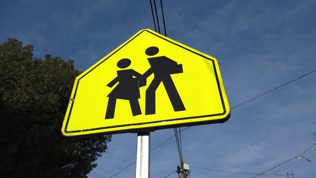 anuncio de paso de estudiantes