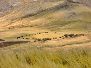 Obraz premium RANCHO SOBRE MONTAÑAS