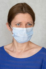 Portrait de femme de 50 ans portant un masque chirurgical - Protection Covid-19