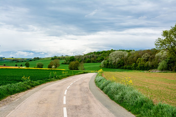 Route de campagne dans le Vexin, en France