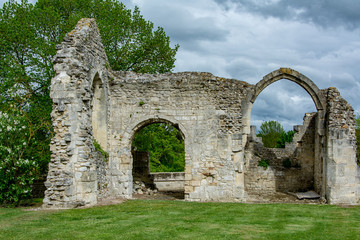 Fototapeta na wymiar Ruine d'une église, dans le vexin en France