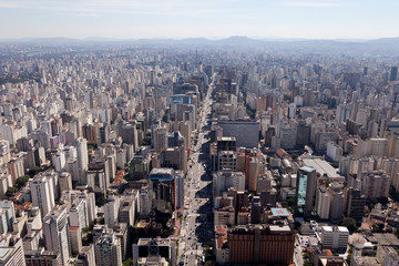 Avenida Paulista em meio a edifícios