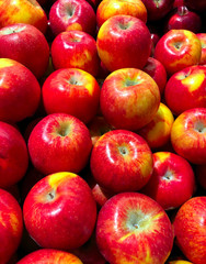 photo apple fruit on the counter of the supermarket